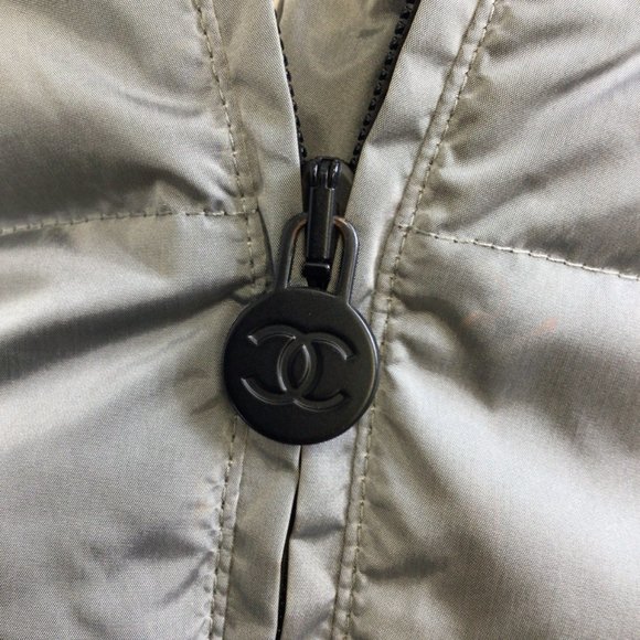 CHANEL GREY CROPPED FULL ZIP PUFFER VEST - Picture 5 of 6